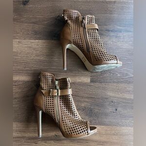 🤎 Guess Tan Perforated Peep-Toe Ankle Booties 🤎